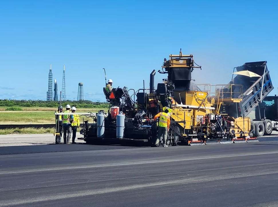 Barlovento workers on a federal job