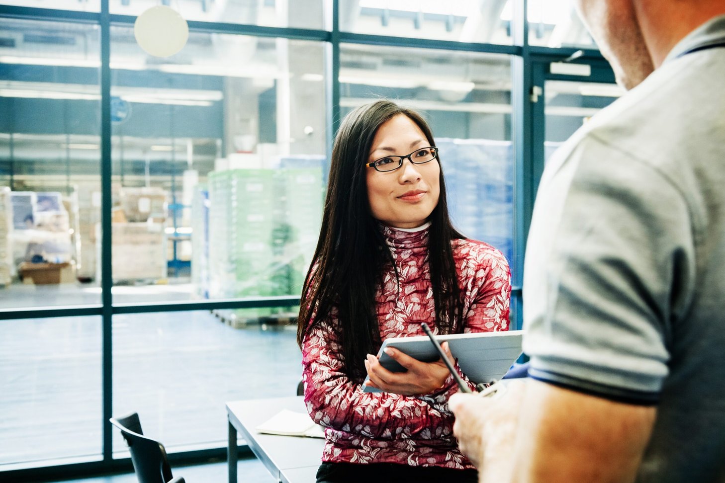 Should Salaried Employees Clock in and Out — Understanding Labor Laws and Industry Standards